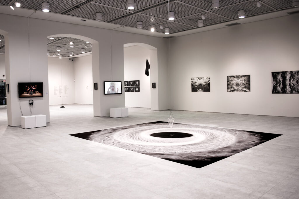 Vista da exposição Imensurável de Felippe Moraes na CAIXA Cultural Fortaleza com múltiplas obras e instalações