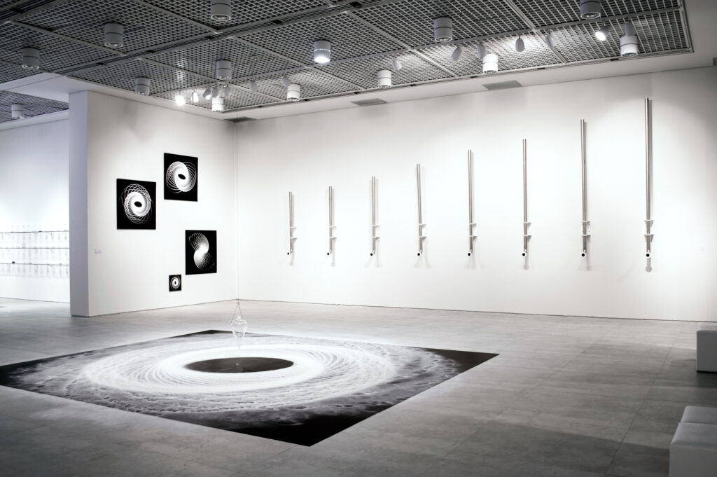 Vista da exposição Imensurável de Felippe Moraes na CAIXA Cultural Fortaleza com múltiplas obras e instalações