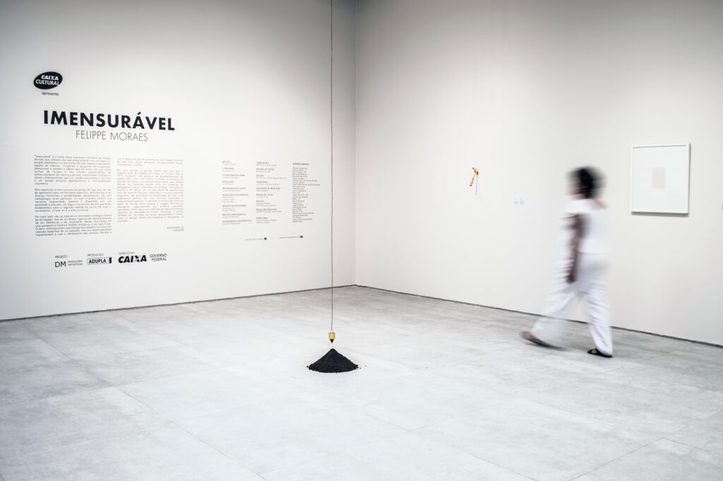 Vista da exposição Imensurável de Felippe Moraes na CAIXA Cultural Fortaleza com múltiplas obras e instalações