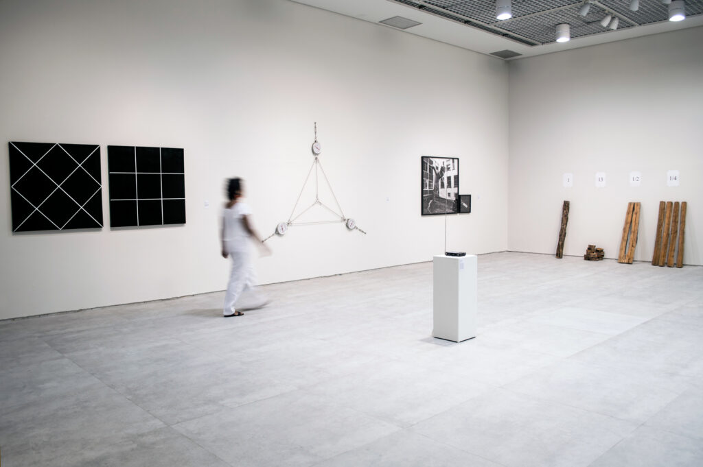 Vista da exposição Imensurável de Felippe Moraes na CAIXA Cultural Fortaleza com múltiplas obras e instalações