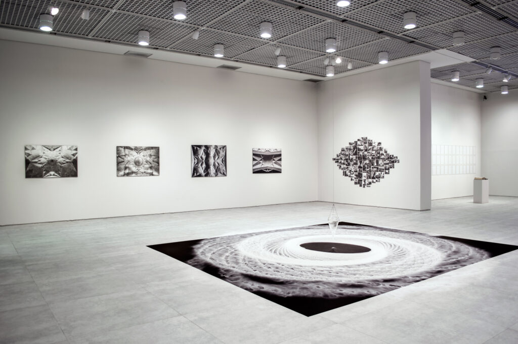 Vista da exposição Imensurável de Felippe Moraes na CAIXA Cultural Fortaleza com múltiplas obras e instalações