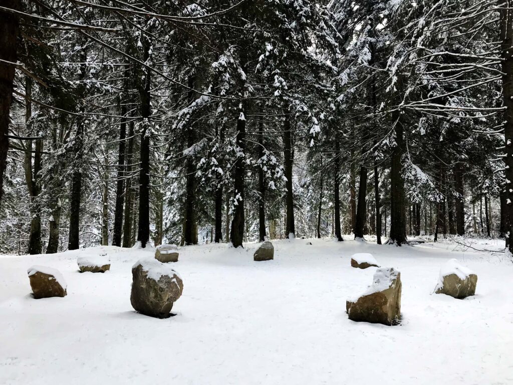 Círculo de pedras da obra Monumento a Euclides em paisagem natural durante o inverno.