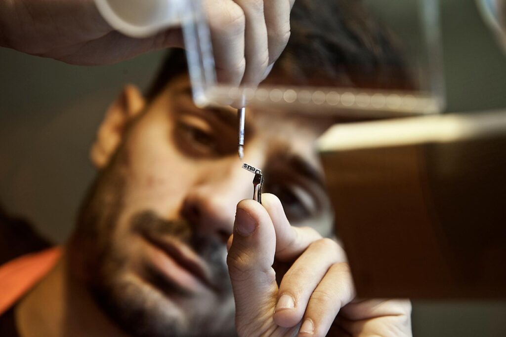 Processo de recorte da palavra “Deus” em Bíblia na obra Verbo de Felippe Moraes.