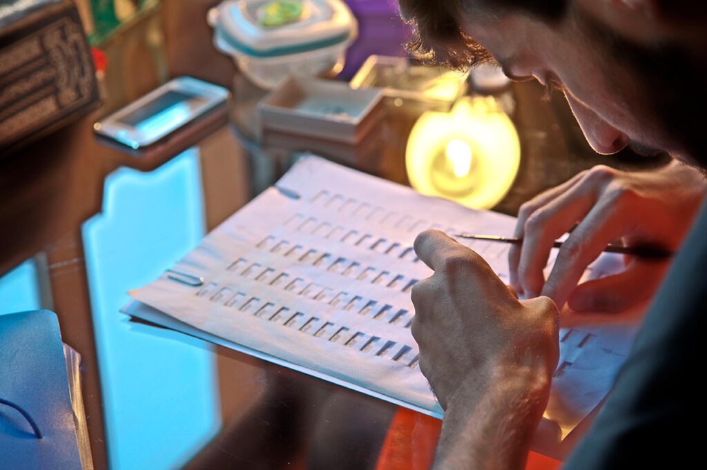 Processo de recorte da palavra “Deus” em Bíblia na obra Verbo de Felippe Moraes.