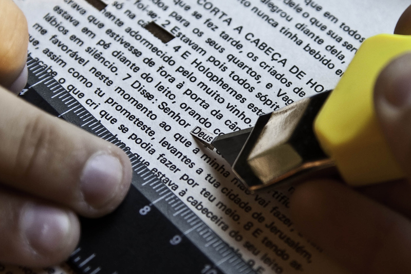 Processo de recorte da palavra “Deus” em Bíblia na obra Verbo de Felippe Moraes.