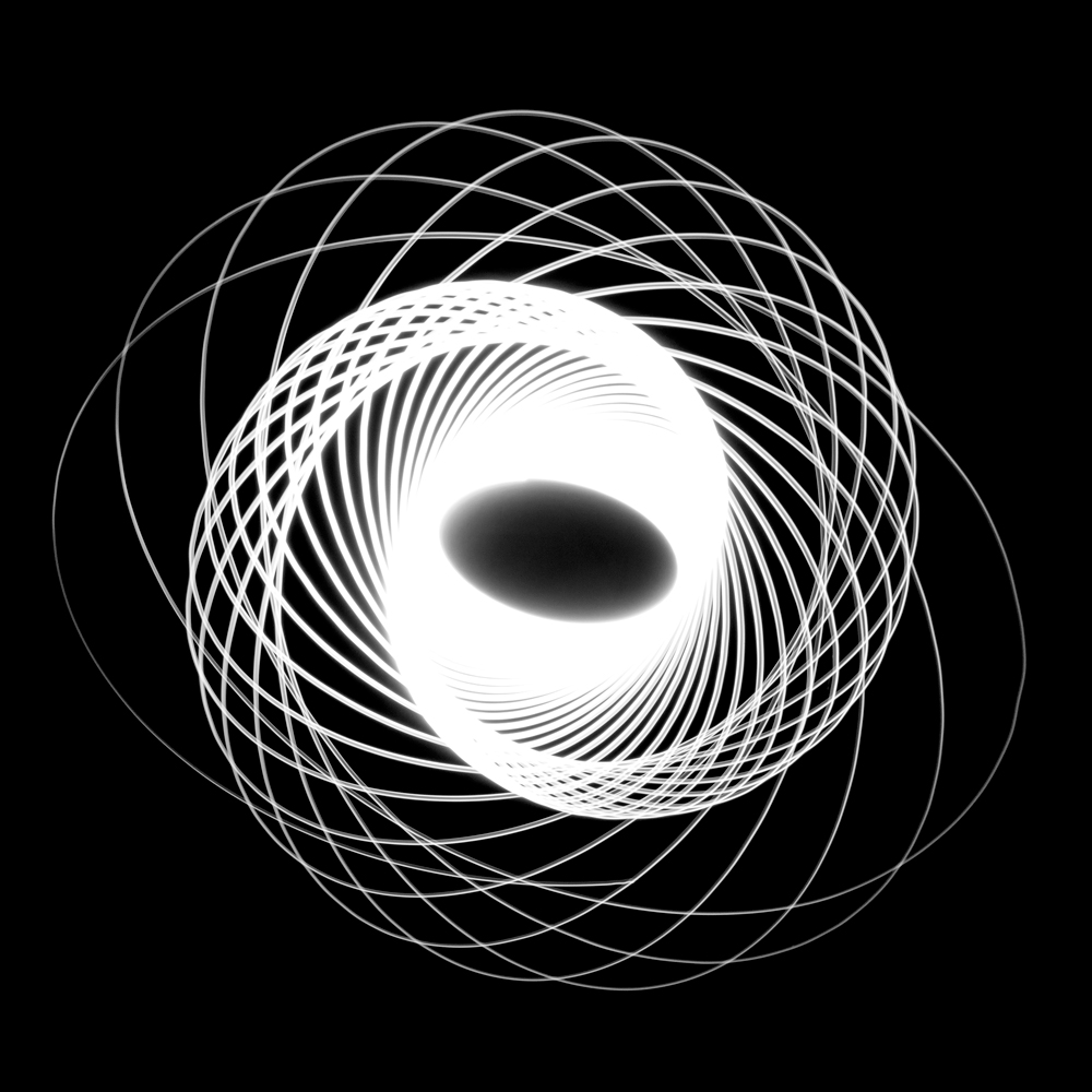 Fotografia da série Movimento Pendular de Felippe Moraes mostrando rastro de luz produzido por lanterna em movimento pendular.