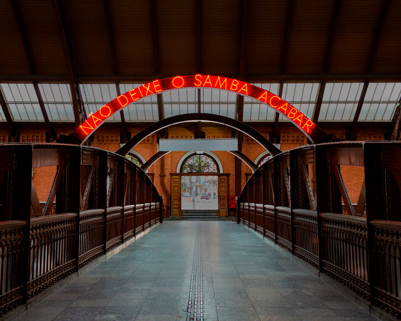 Letreiro em néon “Não deixe o samba morrer/acabar”, obra de Felippe Moraes instalada na Estação da Luz em São Paulo