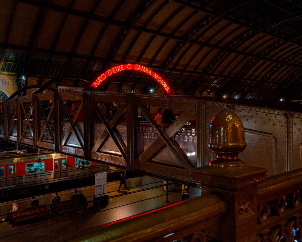 Letreiro em néon “Não deixe o samba morrer/acabar”, obra de Felippe Moraes instalada na Estação da Luz em São Paulo