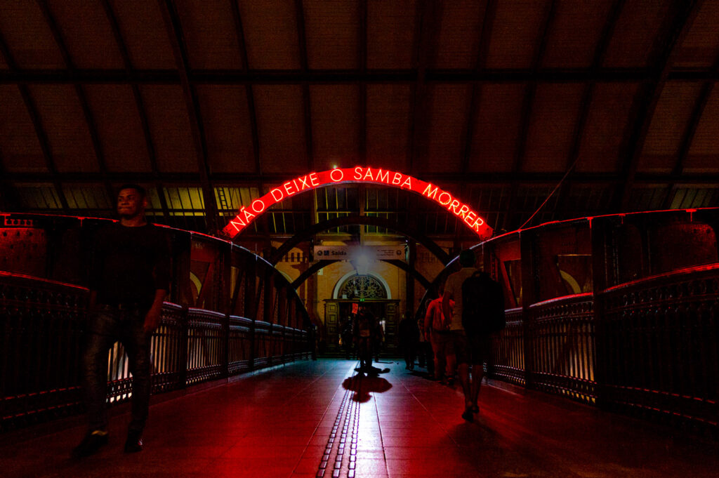 Letreiro em néon “Não deixe o samba morrer/acabar”, obra de Felippe Moraes instalada na Estação da Luz em São Paulo