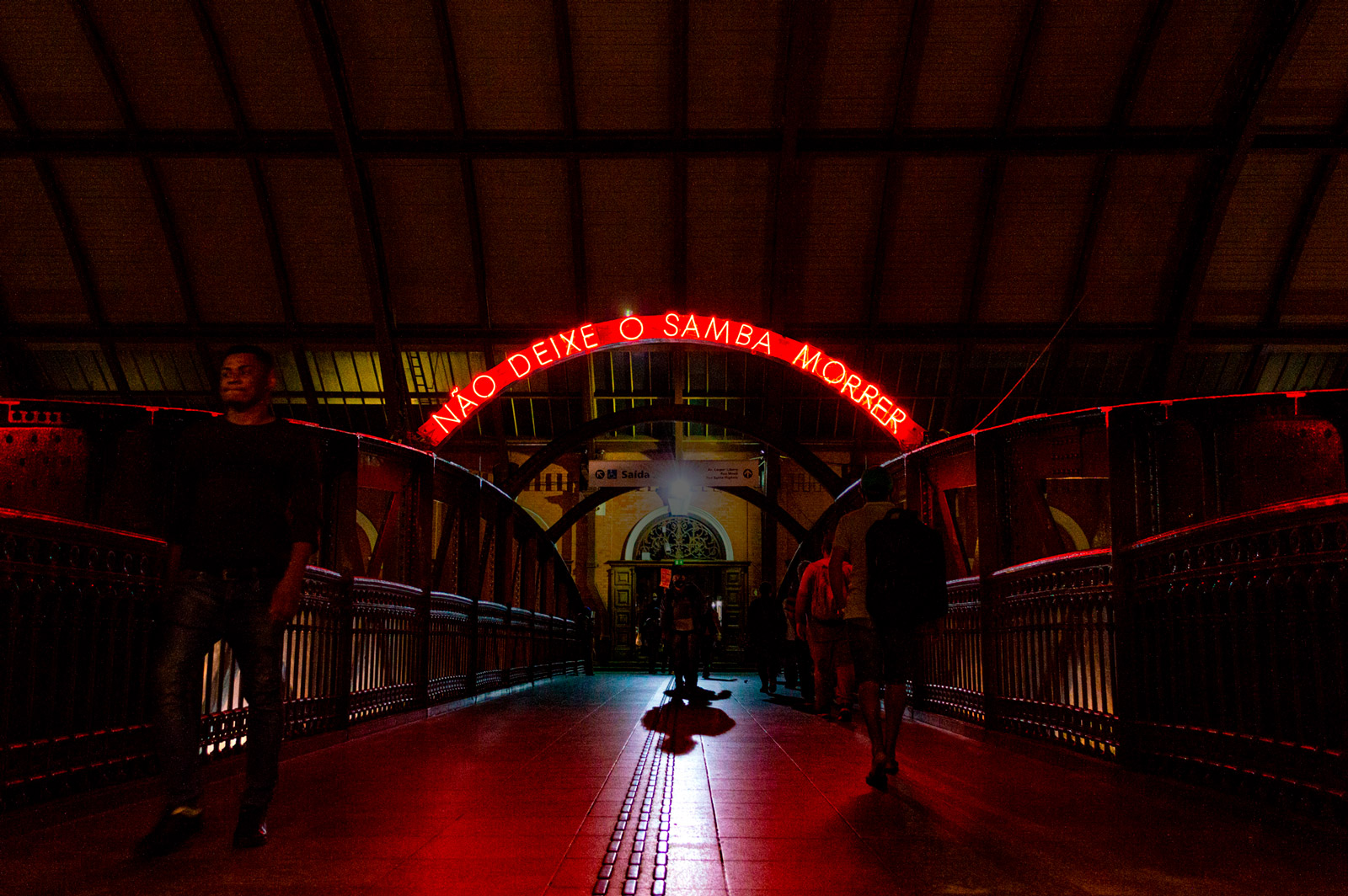 Letreiro em néon “Não deixe o samba morrer/acabar”, obra de Felippe Moraes instalada na Estação da Luz em São Paulo