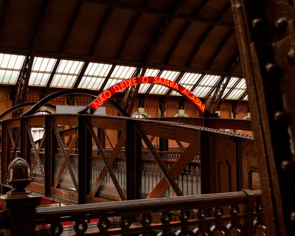 Letreiro em néon “Não deixe o samba morrer/acabar”, obra de Felippe Moraes instalada na Estação da Luz em São Paulo