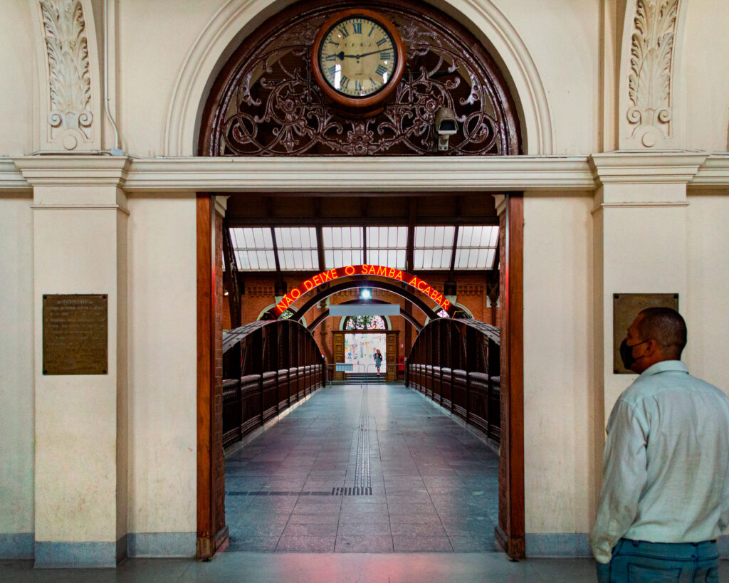 Letreiro em néon “Não deixe o samba morrer/acabar”, obra de Felippe Moraes instalada na Estação da Luz em São Paulo