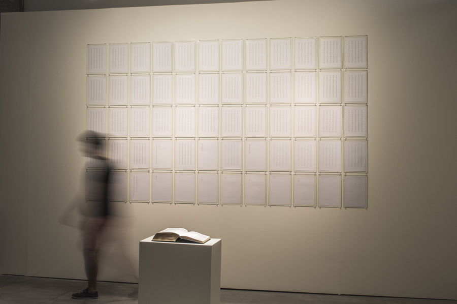 Vista da instalação Verbo (2009–2010) de Felippe Moraes.