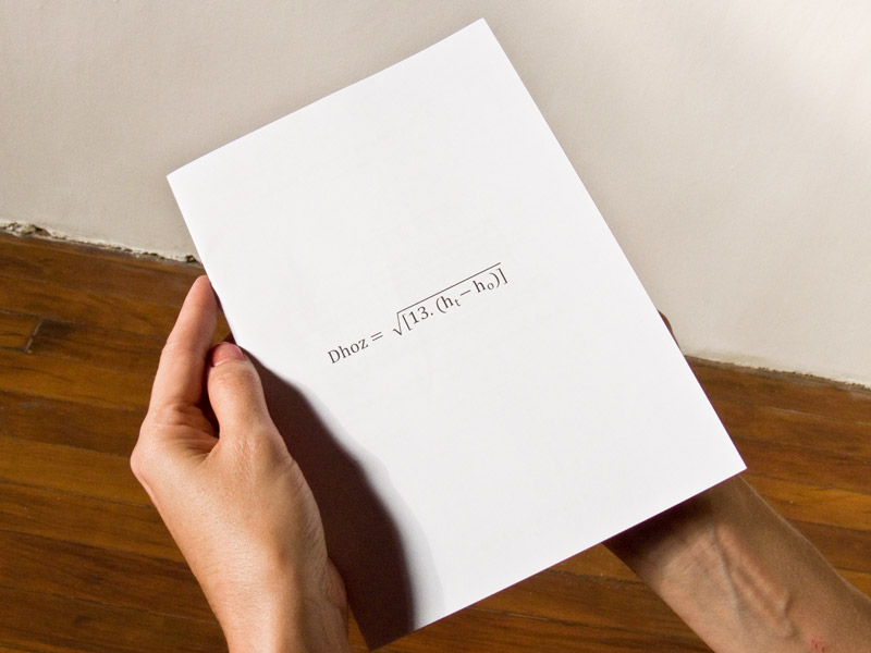 Brochura da obra À Distância do Horizonte de Felippe Moraes que apresenta fórmula matemática para calcular a distância do observador até o horizonte.