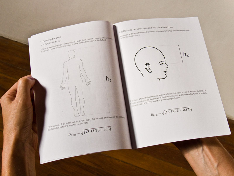 Brochura da obra A Distância do Horizonte de Felippe Moraes que apresenta fórmula matemática para calcular a distância do observador até o horizonte.