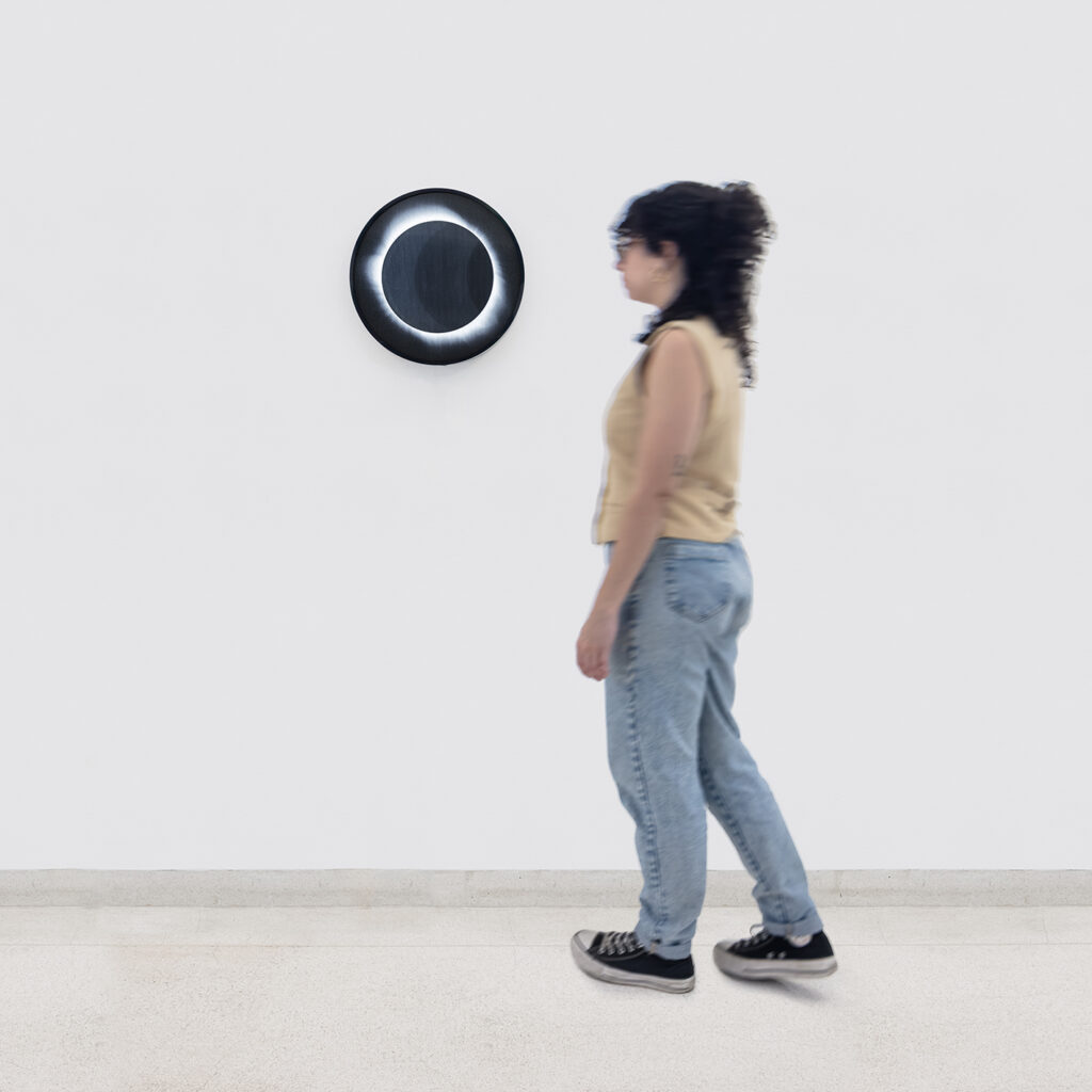 Instalação da obra Eclipse de Felippe Moraes em espaço expositivo.