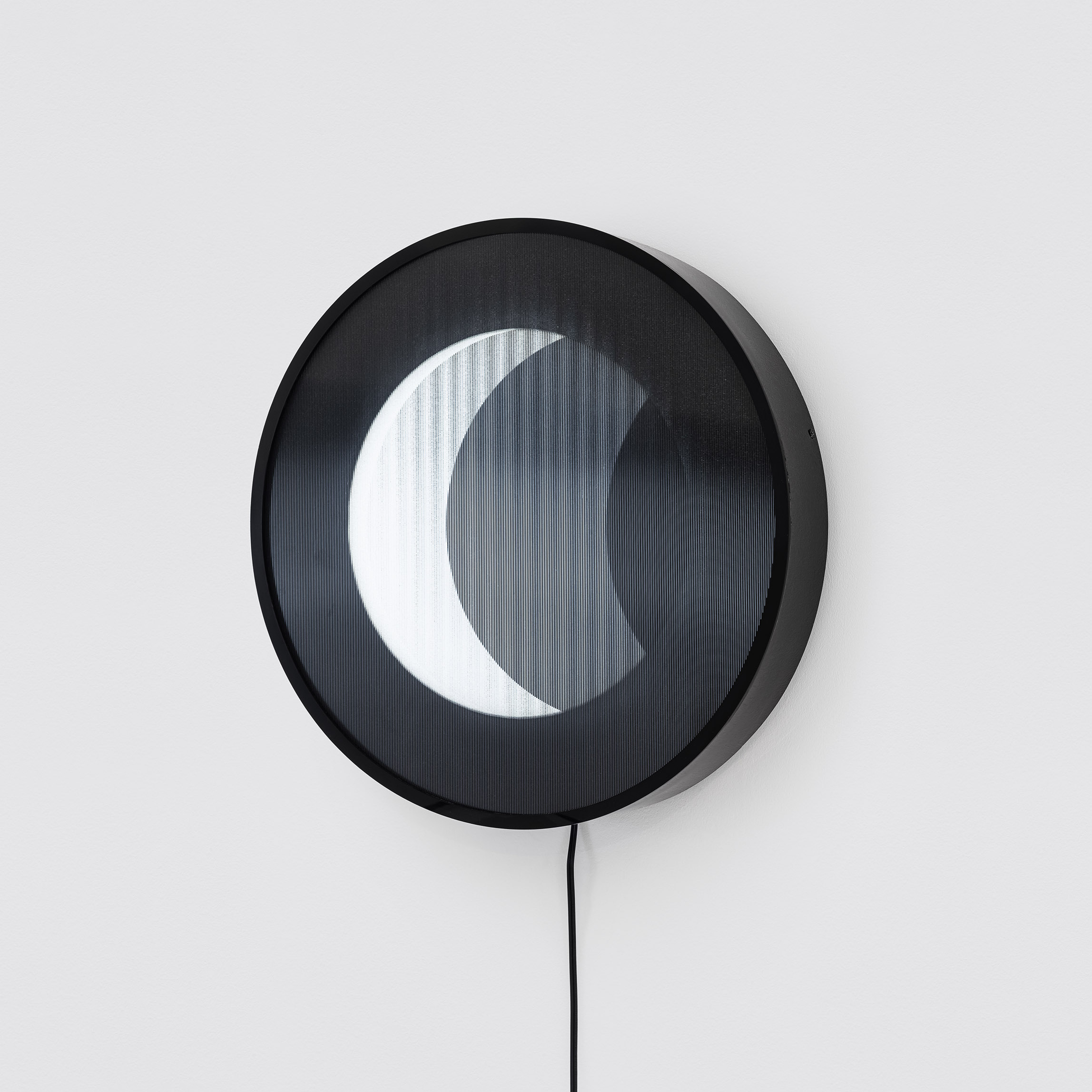 Obra Eclipse (2025) de Felippe Moraes com impressão lenticular circular retroiluminada representando eclipse solar.