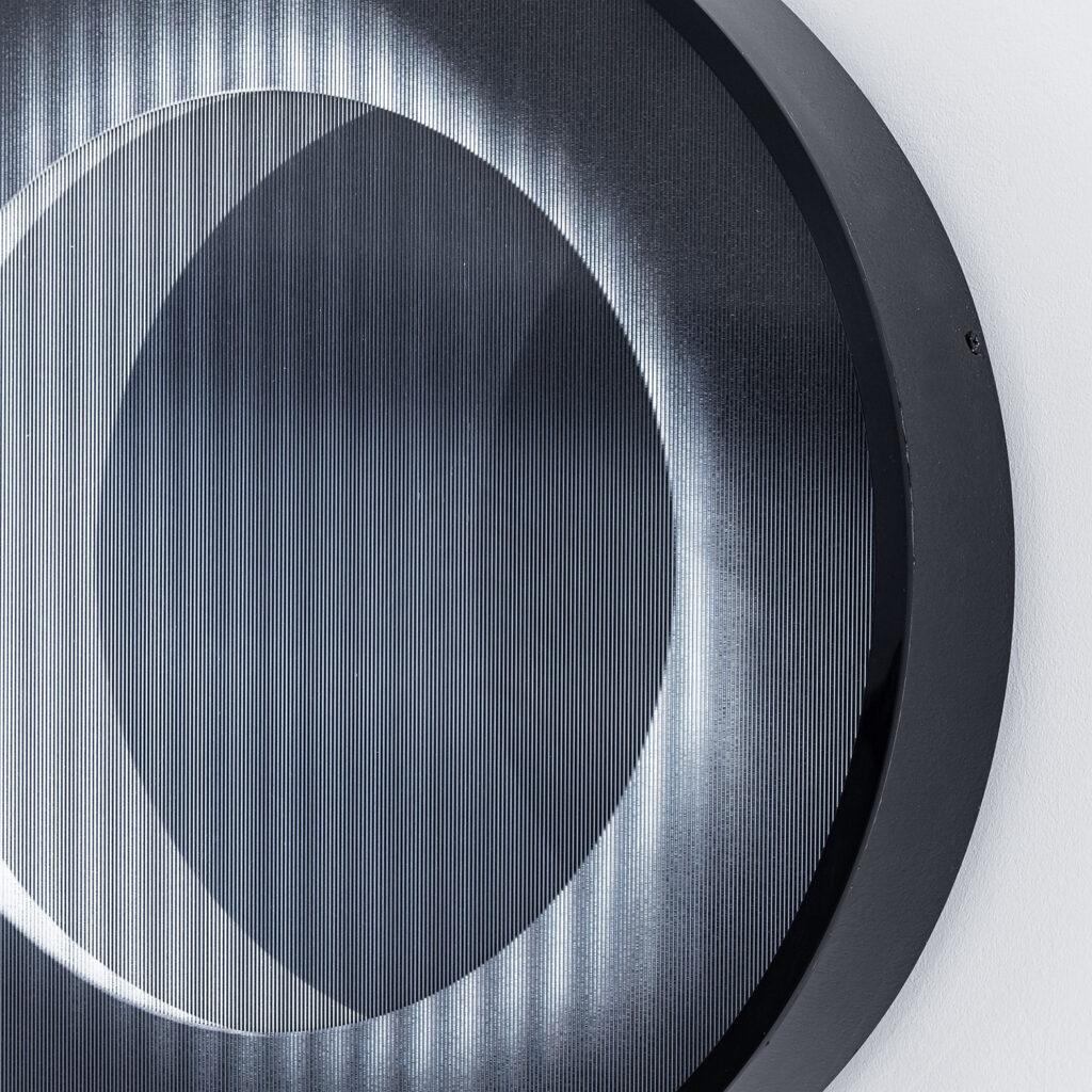 Detalhe da obra Eclipse de Felippe Moraes mostrando sequência lenticular com fases do eclipse solar.