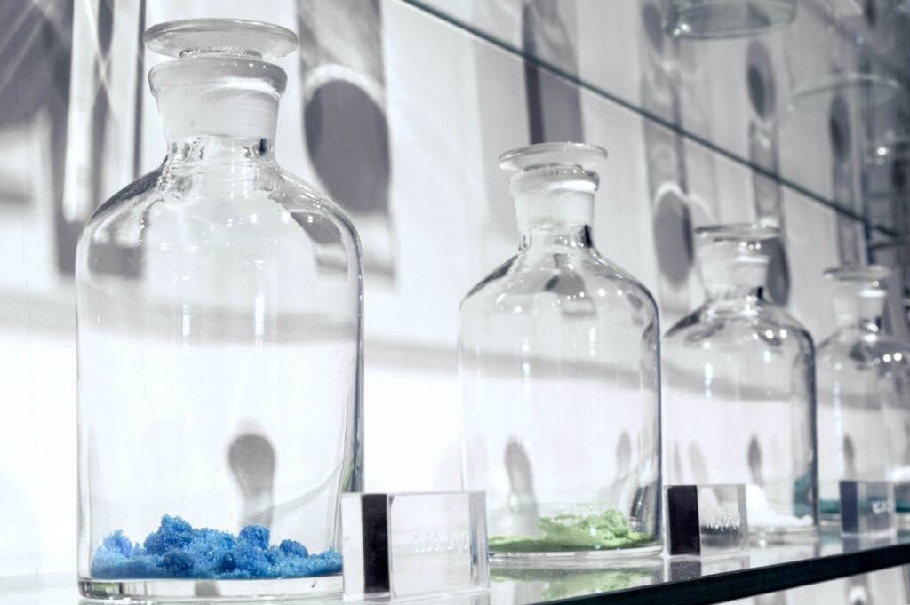 Instalação O Peso do Verbo de Felippe Moraes com recipientes contendo materiais condutores de eletricidade.