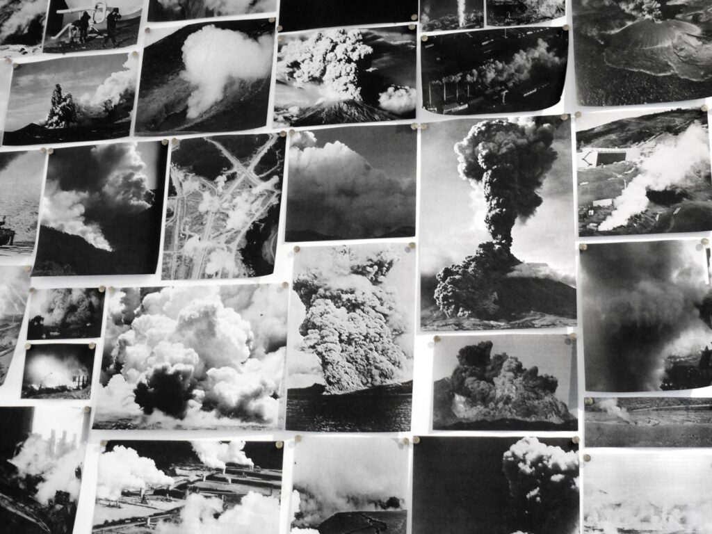 Instalação Hermes de Felippe Moraes com fotografias de fumaça fixadas na parede