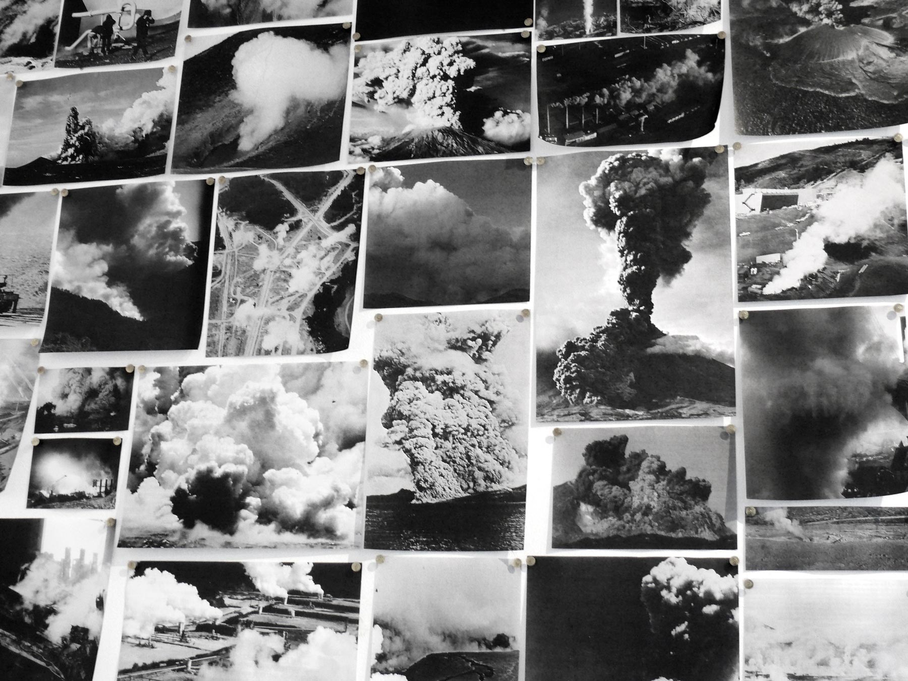 Instalação Hermes de Felippe Moraes com fotografias de fumaça fixadas na parede