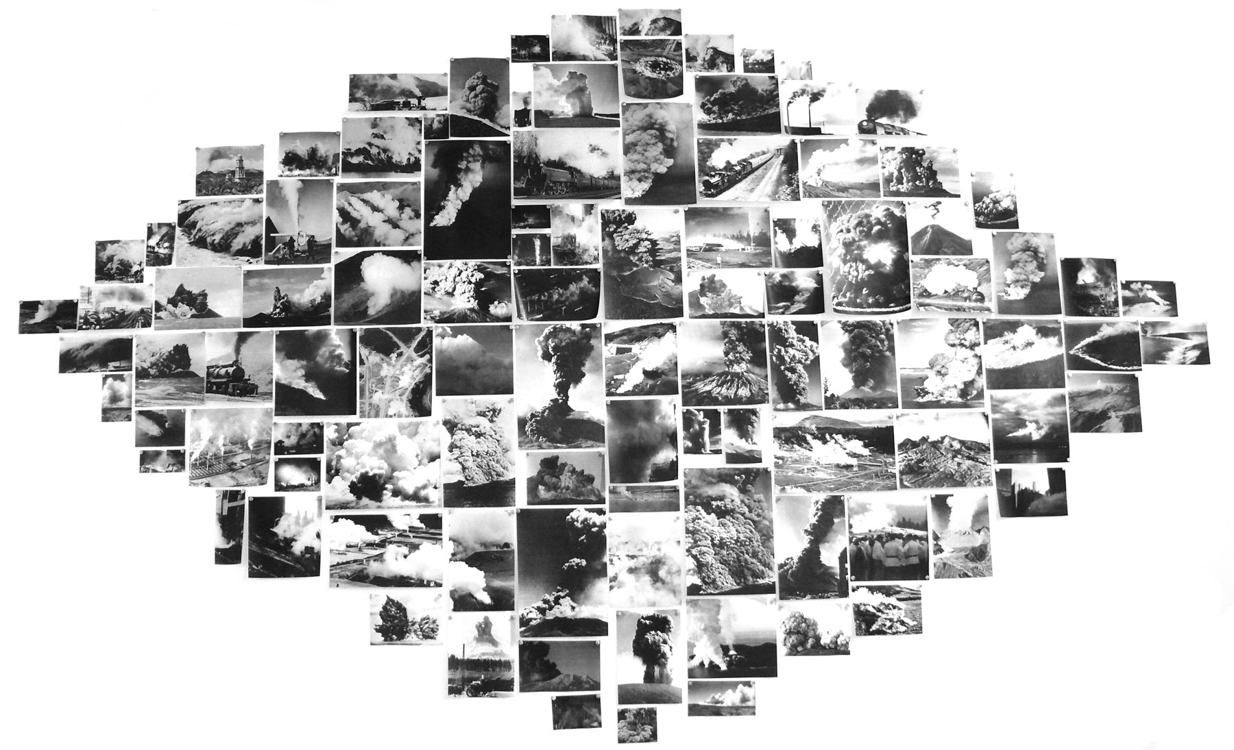 Instalação Hermes de Felippe Moraes com fotografias de fumaça fixadas na parede