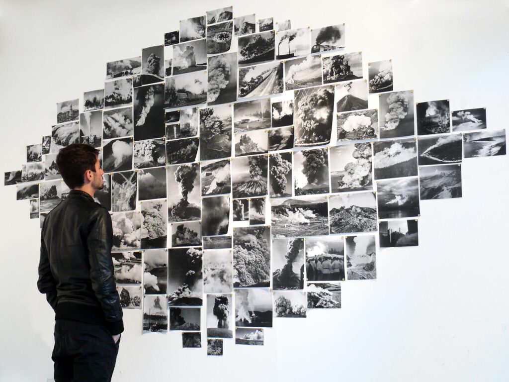 Instalação Hermes de Felippe Moraes com fotografias de fumaça fixadas na parede
