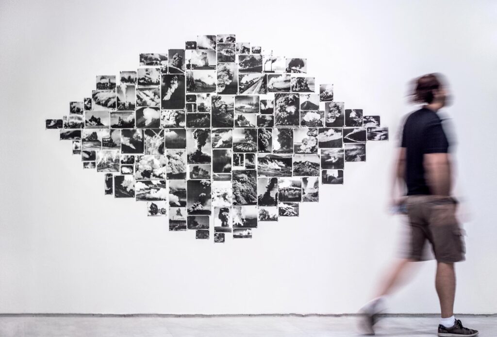 Instalação Hermes de Felippe Moraes com fotografias de fumaça fixadas na parede