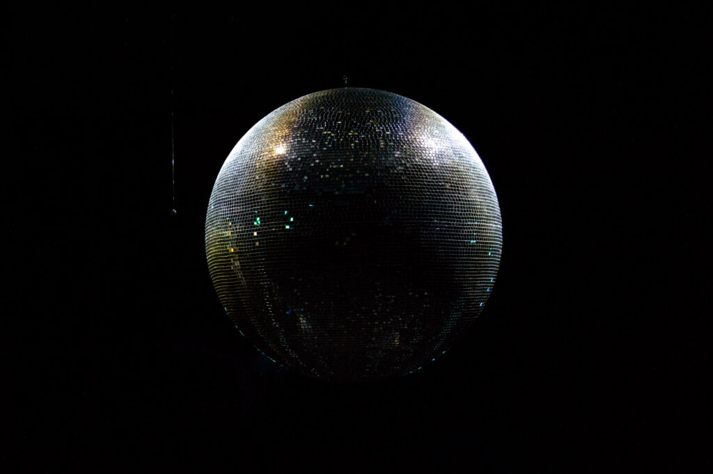 Solaris Discotecum (2023), instalação de Felippe Moraes com constelações do zodíaco em néon e globo espelhado representando o sistema solar