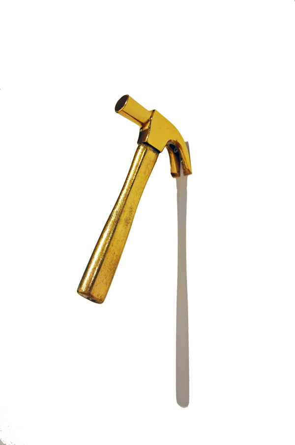 Escultura Ungido de Felippe Moraes com martelo banhado a ouro.