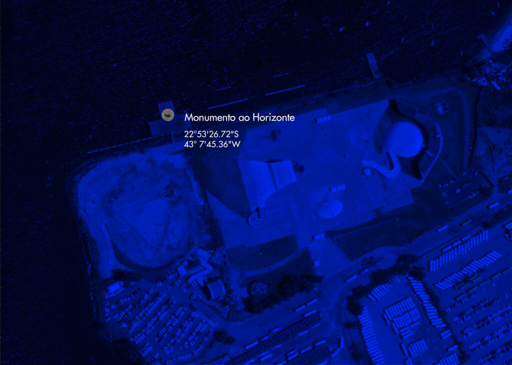 Registro da escultura Monumento ao Horizonte, instalada no Caminho Niemeyer em Niterói. A estrutura de aço corten funciona como um observatório que enquadra o horizonte da Baía de Guanabara, convidando o público a subir sua escada interna e contemplar a paisagem através de uma abertura voltada para o oeste.