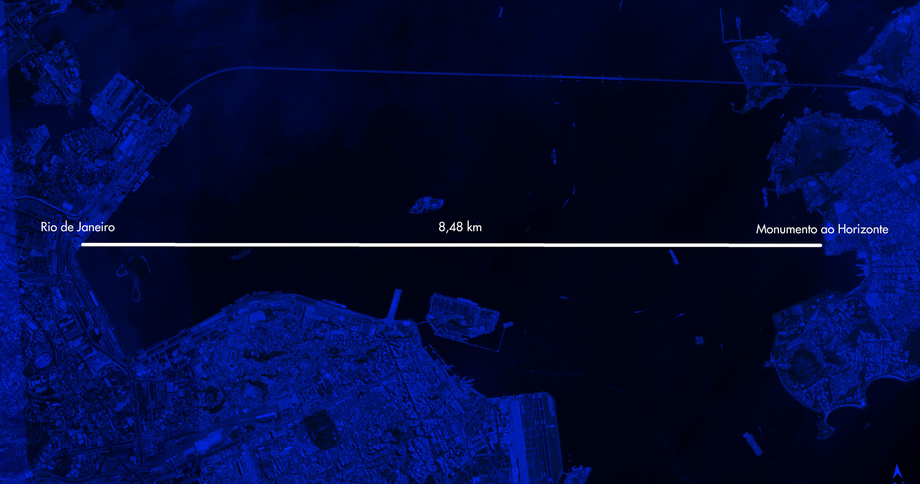 Registro da escultura Monumento ao Horizonte, instalada no Caminho Niemeyer em Niterói. A estrutura de aço corten funciona como um observatório que enquadra o horizonte da Baía de Guanabara, convidando o público a subir sua escada interna e contemplar a paisagem através de uma abertura voltada para o oeste.