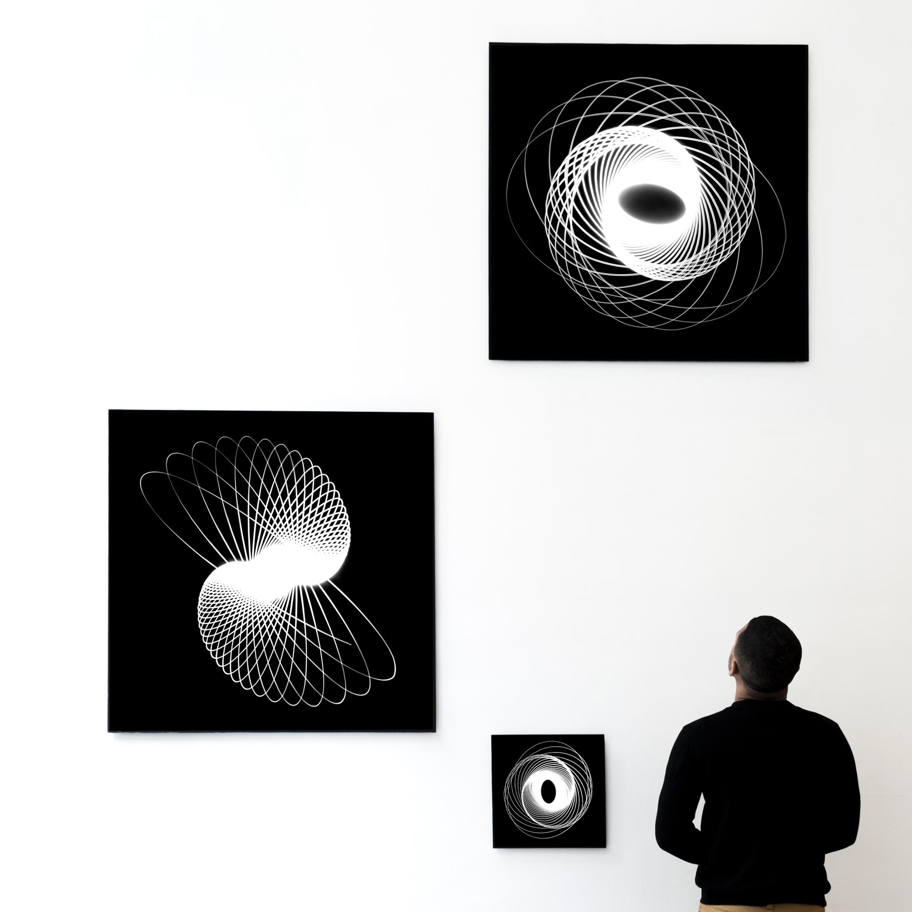 Fotografia da série Movimento Pendular de Felippe Moraes mostrando rastro de luz produzido por lanterna em movimento pendular.Fotografia da série Movimento Pendular de Felippe Moraes mostrando rastro de luz produzido por lanterna em movimento pendular.