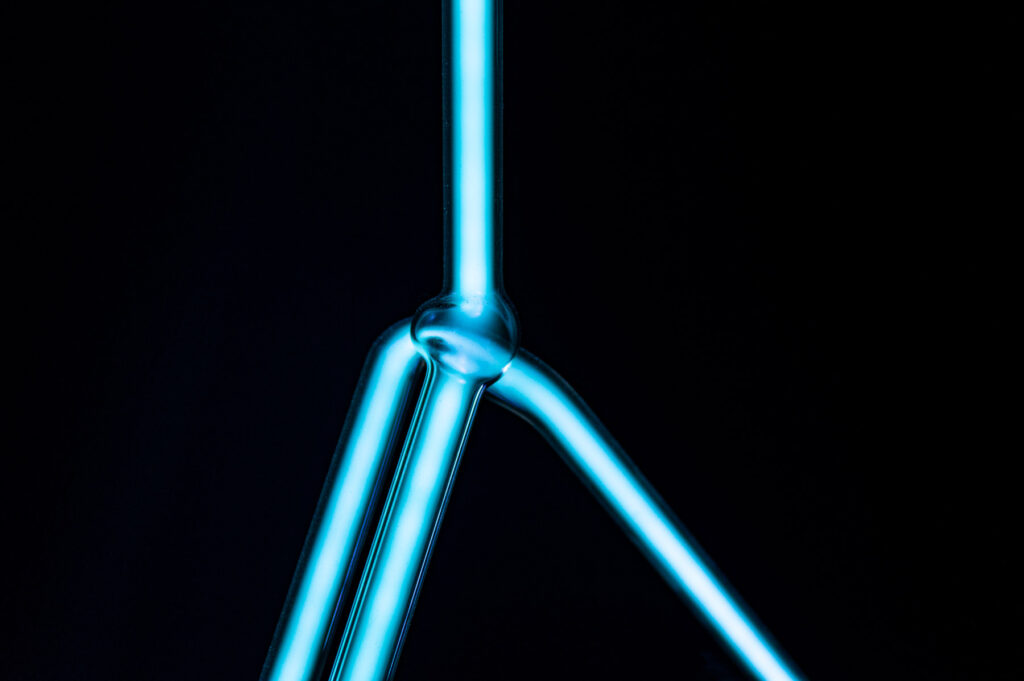 Solaris Discotecum (2023), instalação de Felippe Moraes com constelações do zodíaco em néon e globo espelhado representando o sistema solar