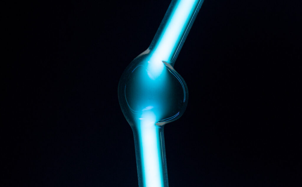 Solaris Discotecum (2023), instalação de Felippe Moraes com constelações do zodíaco em néon e globo espelhado representando o sistema solar