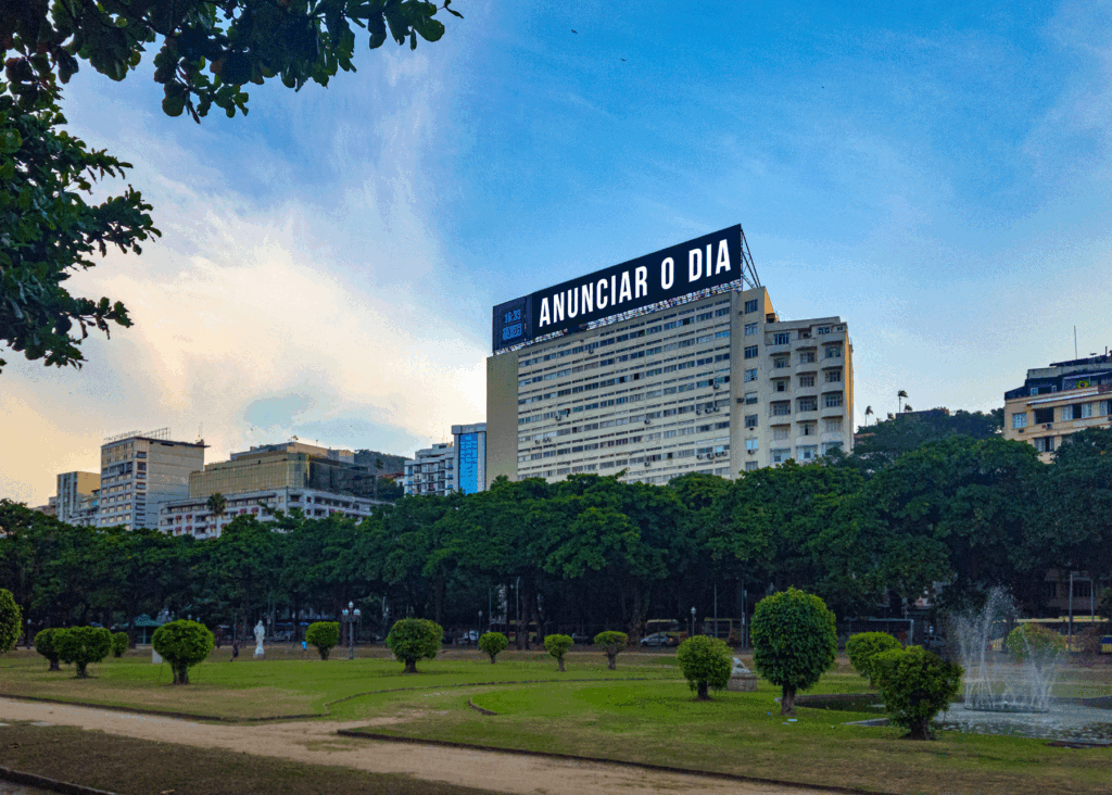 Instalação Minha Missão de Felippe Moraes em painel de LED no Edifício Gloriamar vista da Praça Paris no Rio de Janeiro