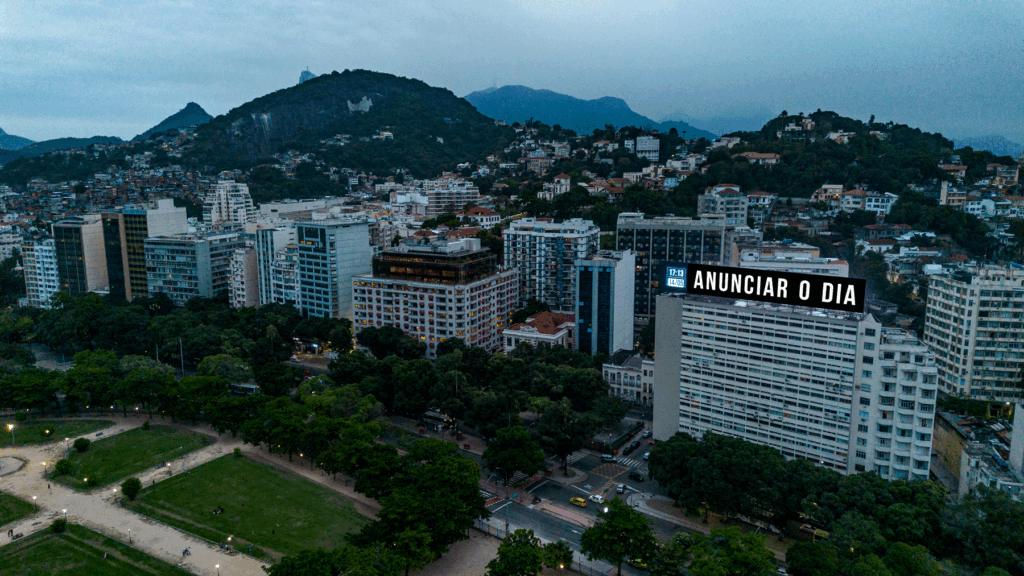 Instalação Minha Missão de Felippe Moraes no painel de LED do Edifício Gloriamar no Aterro do Flamengo
