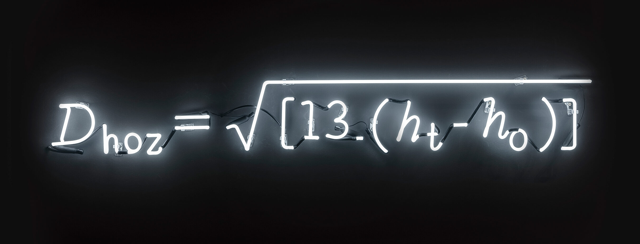 obra em néon da fórmula matemática da obra A Distância do Horizonte de Felippe Moraes em néon branco