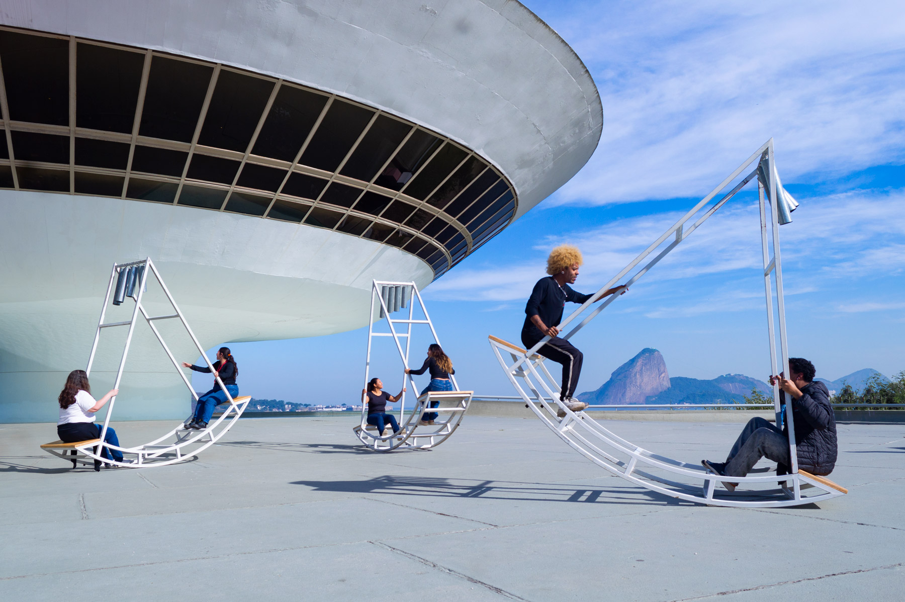 Leia mais sobre o artigo Felippe Moraes transforma a praça do MAC Niterói em instrumento musical coletivo na nova mostra “Composição Aleatória”.