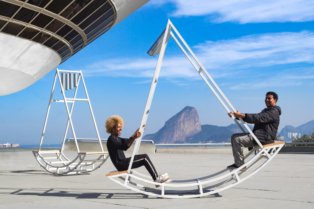 Vista da exposição Felippe Moraes – Composição Aleatória na praça do MAC Niterói, com esculturas sonoras interativas que convidam o público a produzir música coletivamente.