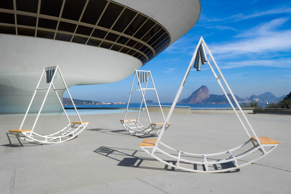 Vista da exposição Felippe Moraes – Composição Aleatória na praça do MAC Niterói, com esculturas sonoras interativas que convidam o público a produzir música coletivamente.